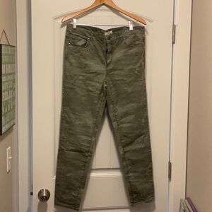 Women’s Loft green camo pants. Size 10.
